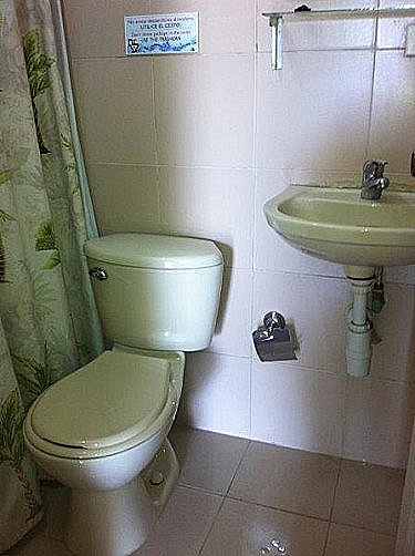 Uno de los ba&ntilde;os (todos similares)