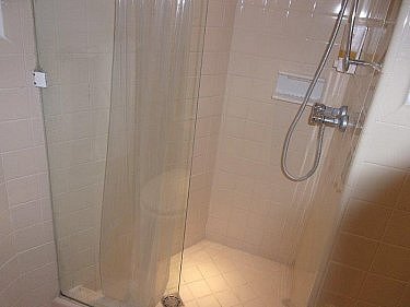 Ducha de uno de los ba&ntilde;os, ambos similares