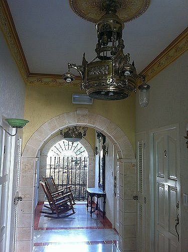Entrada y porche del Hostal Daisy