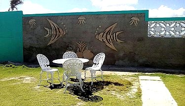 Detalle del jardin con el mar al fondo