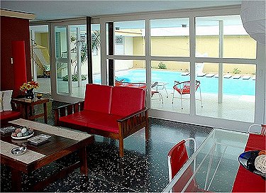 Piscina vista desde el interior de la casa