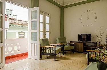 Sala de estar y balcon
