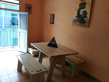Comedor con balcon a la calle