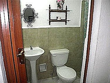 Otro ba&ntilde;o (ambos similares)