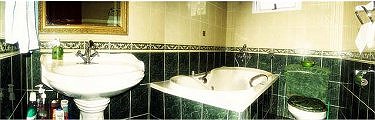 Ba&ntilde;o, los cuatro ba&ntilde;os son similares