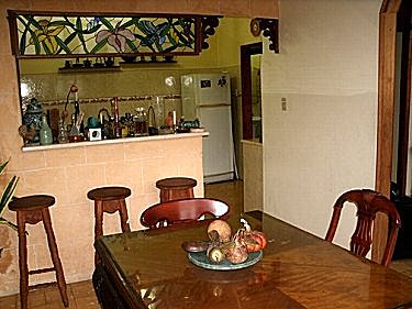 Comedor con la cocina al fondo