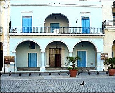 Exterior, entrada a la Casa Imperio