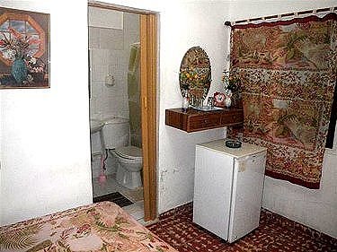 Detalle de la habitacion con el ba&ntilde;o al fondo