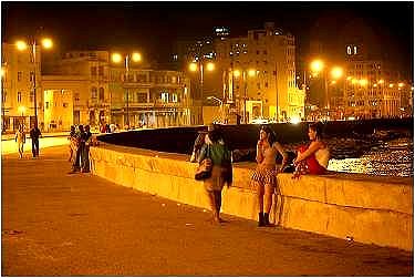 El Malecon de noche frente a la casa de MAria Regla 