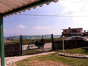 Playa tras el muro de la casa