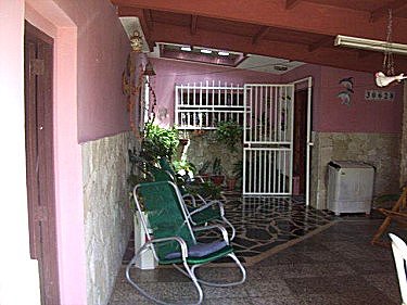 Patio al lado de la p&igrave;scina con grill