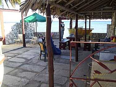 El patio junto a la playa