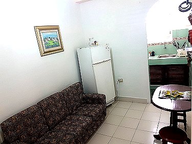 Sala de estar con la cocina al fondo