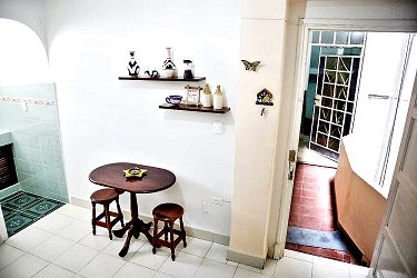 Sala de estar con la entrada al fondo