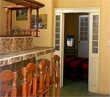 Barra de bar de la cocina, habitacion al fondo