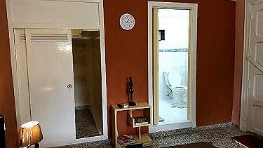 Ba&ntilde;o de la habitacion al fondo