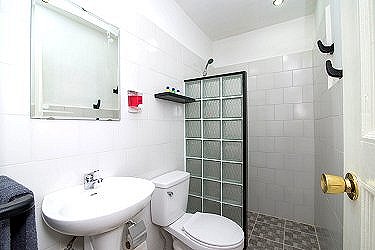 Uno de los ba&ntilde;os