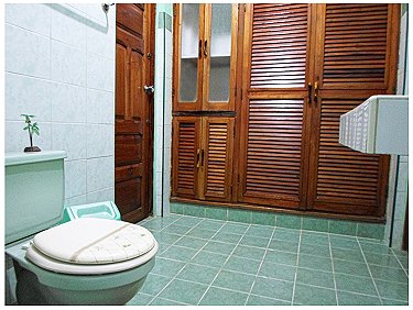 Ba&ntilde;o privado visto desde angulo opuesto