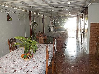 Comedor con el patio al fondo