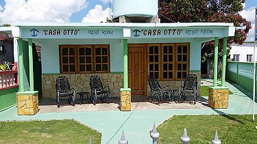 Detalles de la entrada de la Casa de Otto en Playa Larga