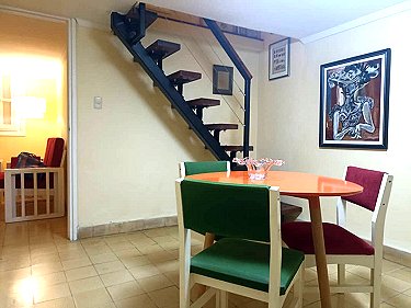 Escalera de acceso a las habitaciones en planta alta
