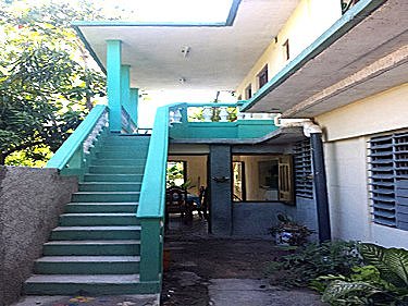 Escalera de subida a la primer planta que es la que se alquila