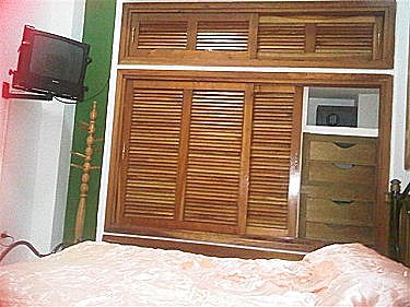 Habitacion, vista armario y televisor