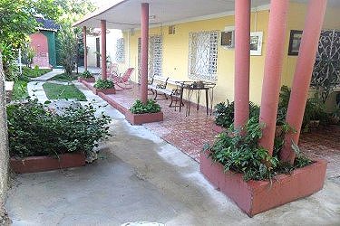 Jardin de entrada a la casa