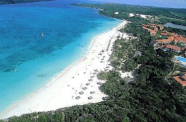 Playa de Gibara, con la poblacion a la derecha