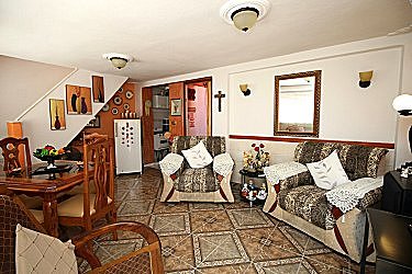 Salon de la casa (cocina al fondo)