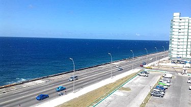 Vistas al malecon desde el apartamento de Gloria y Elizabeth en La Habana