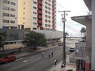 Vistas al mar, malecon al fondo