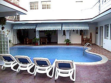 Terraza vista desde la piscina
