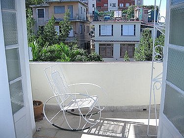 Espacioso balcon a la calle