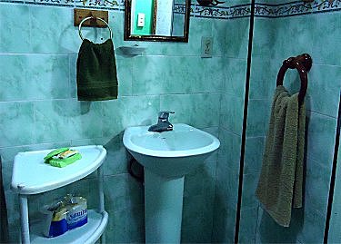 Ba&ntilde;o habitacion verde