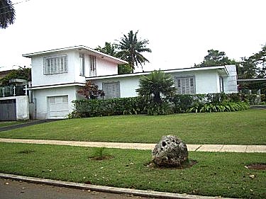 La CASA CON PISCINA desde el exterior