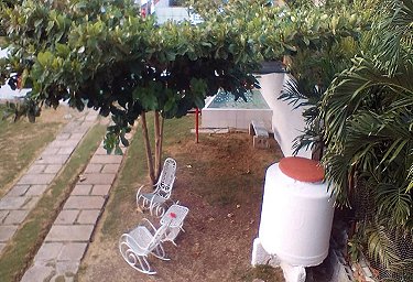 Jardin con peque&ntilde;a piscina al fondo 