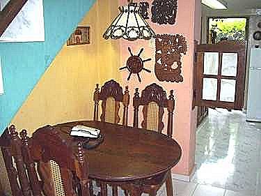 Mesa de comedor, cocina al fondo