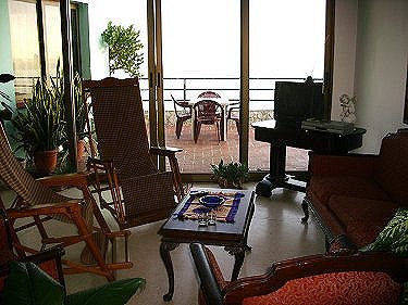 Sala del apartamento 1 con la terraza al fondo