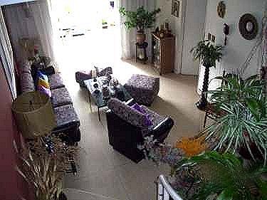 Sala de estar con la terraza al fondo