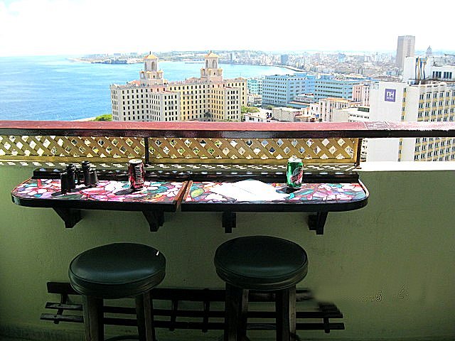 Terraza con vistas al mar - Hotel nacional al fondo