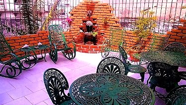 Terraza del apartamento y de dos habitaciones. Fuente con agua permanete al fondo 
