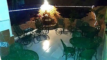La terraza vista de noche