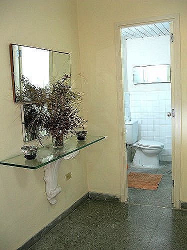 Otro de los ba&ntilde;os (desde el vestidor)